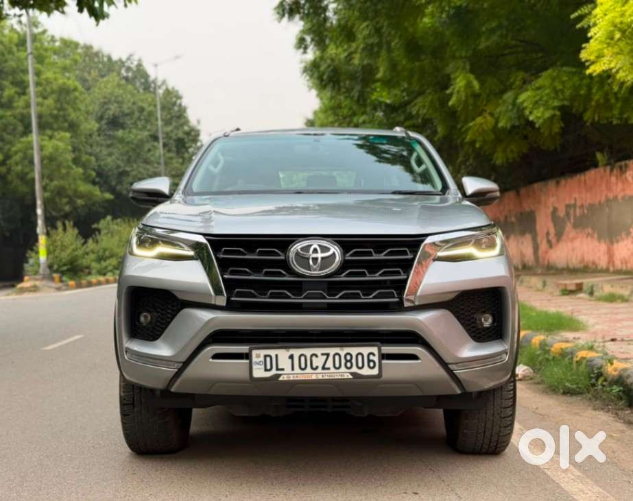 2025 4X2 AT 2.7 Petrol — ₹35.9L on OLX