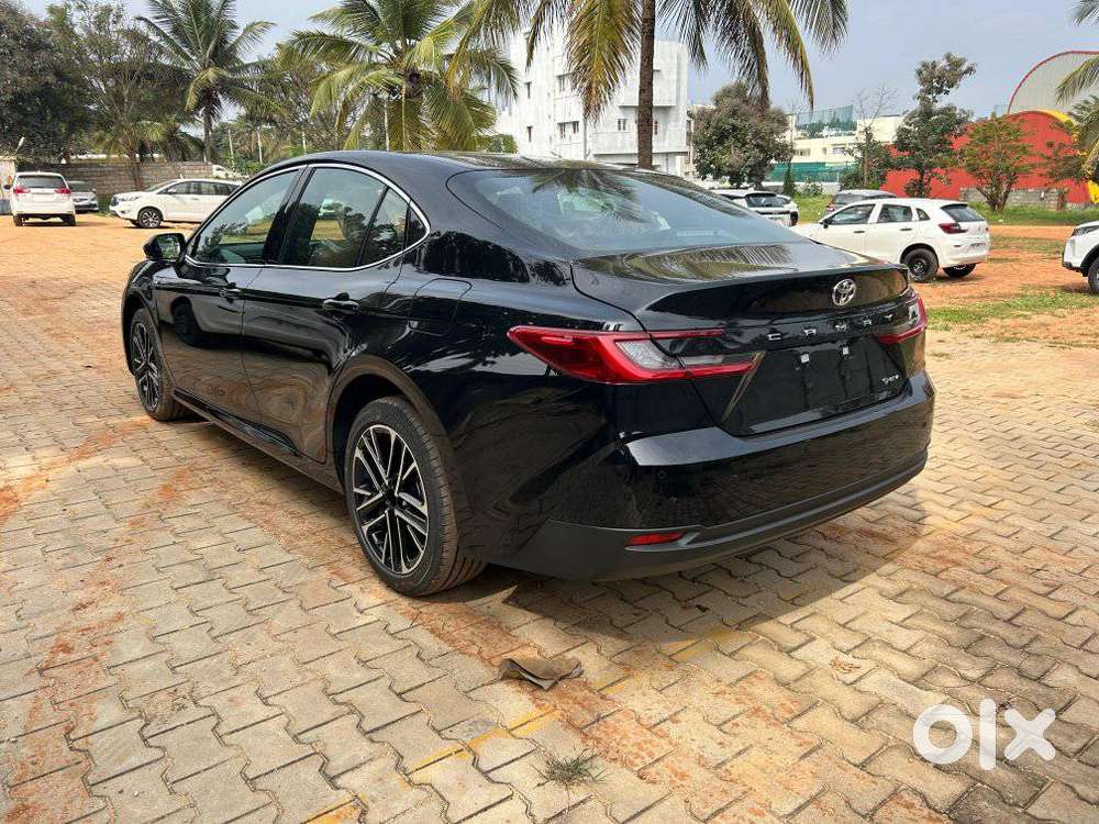 2026 2.5 Hybrid — ₹42.5L on OLX