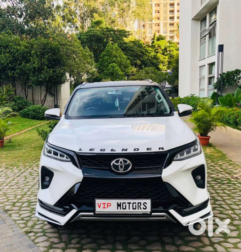 2025 4X2 AT 2.8 Legender — ₹49.5L on OLX