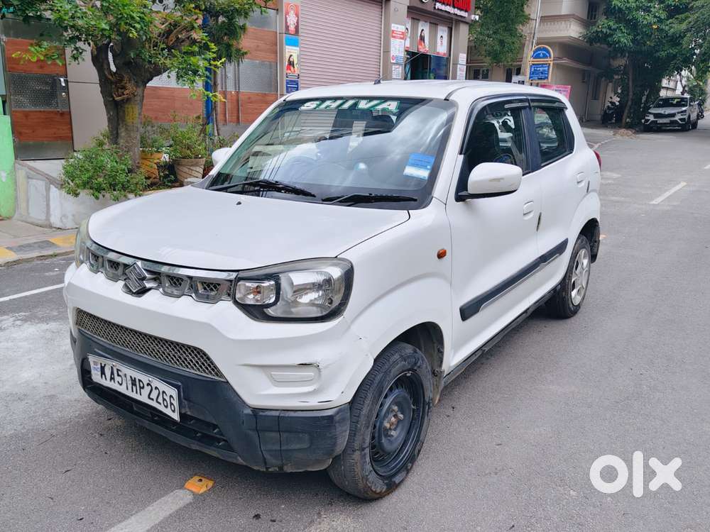 2020 VXI AT — ₹3.65L on OLX