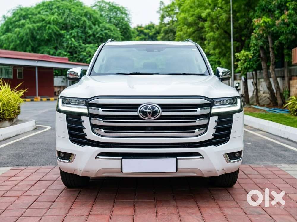 2025 Toyota Land Cruiser, 2025, Diesel — ₹2.4 Cr on OLX