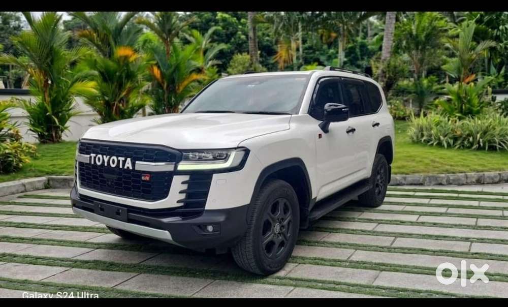 2025 Toyota Land Cruiser, 2025, Diesel — ₹2.5 Cr on OLX