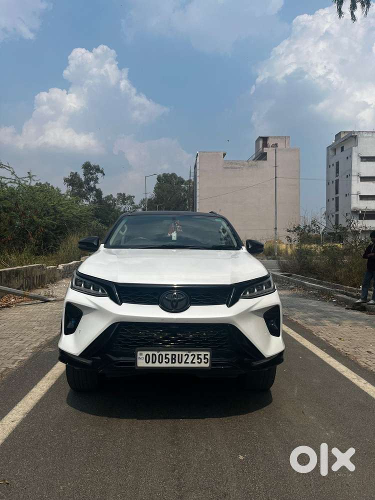 2024 4X2 AT 2.8 Legender — ₹38.0L on OLX