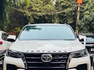 2025 Leader Edition 2WD Diesel 2.8L Turbo Automatic Leader Edition — ₹41.8L on CarWale