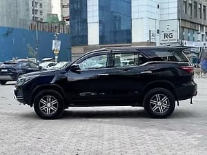 2025 4x2 2WD Diesel 2.8L Turbo Automatic — ₹41.5L on CarWale
