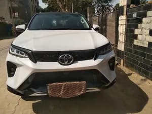 2024 2.8 4X4 AT — ₹42.0L on CarWale