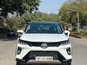 2023 4X2 2WD Diesel Turbo Automatic Dual Tone — ₹41.0L on CarWale