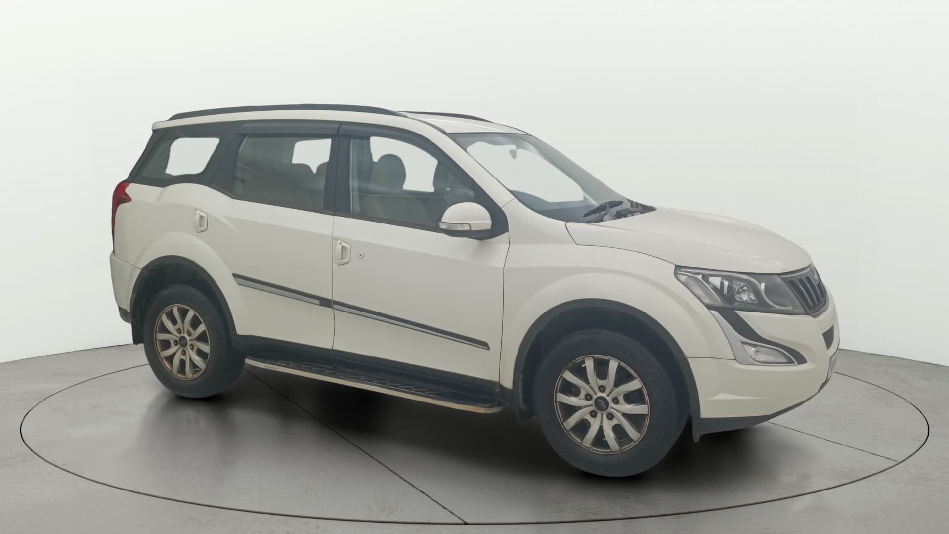 2017 W8 — ₹8.91L on Cars24